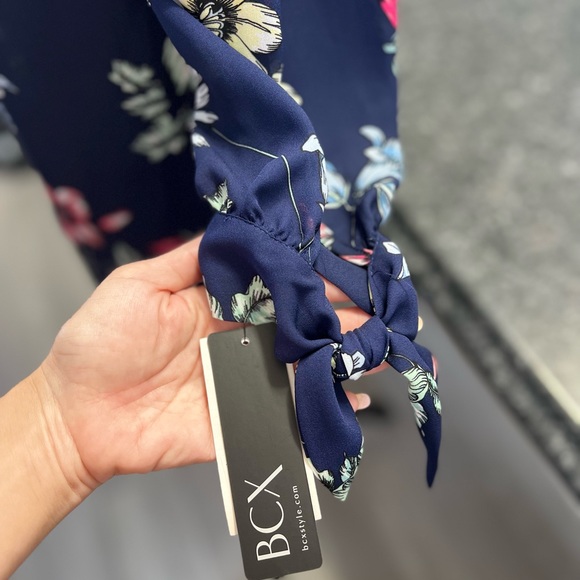 NWT - Floral print blouse, off-the-shoulder with adjustable straps. - Picture 4 of 5